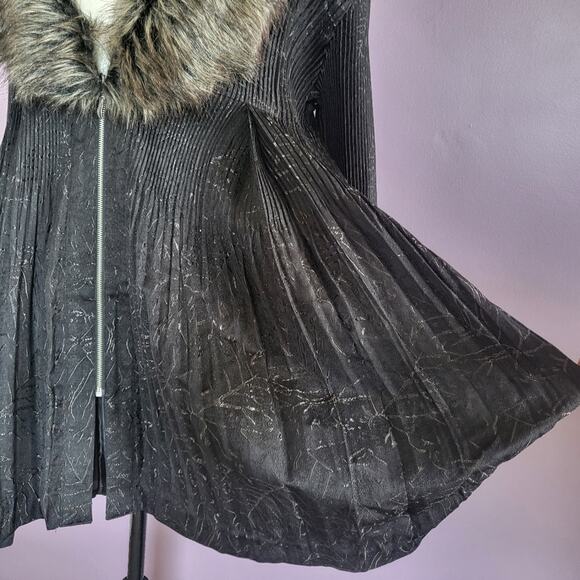 Talk of the Walk Pleated Waterfall Low Cut Faux Fur Balloon Sleeve Jacquard Coat - Picture 8 of 16